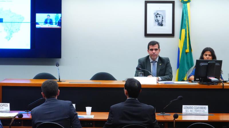 Ricardo Ayres (Republicanos-TO) defende expansão do modal ferroviário como estratégia de descarbonização dos transportes.