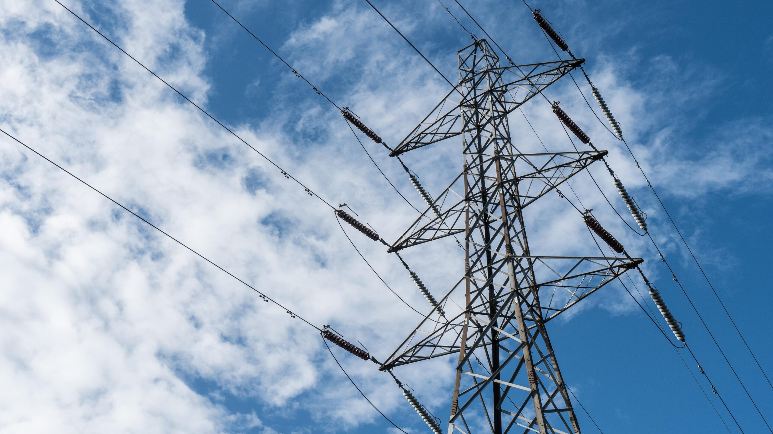 Governo quer ampliar concorrência e corrigir distorções no mercado de energia elétrica.