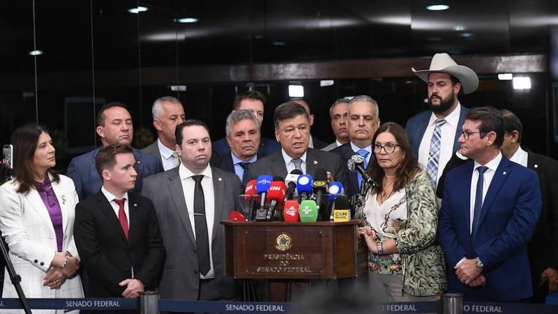 Integrante da oposição, o senador Carlos Viana (ao centro, na foto) foi eleito presidente da comissão.