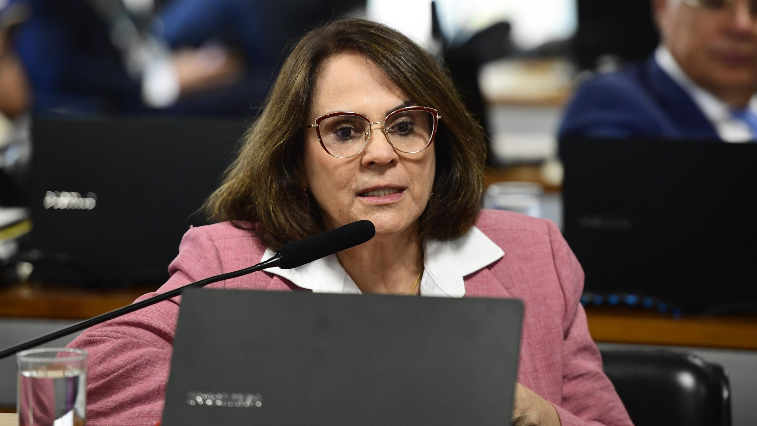 Damares Alves anuncia tratamento contra câncer de mama.