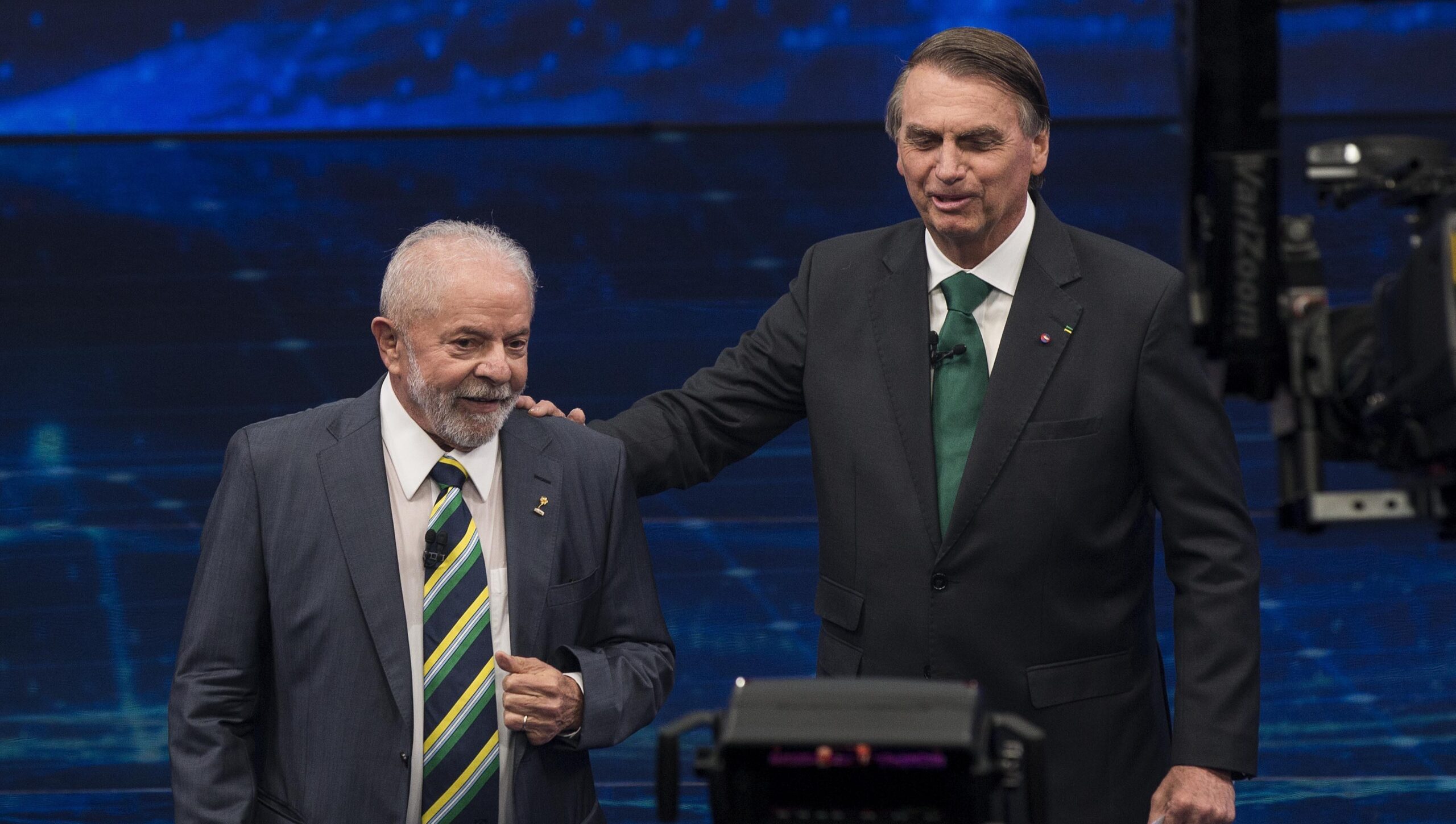 Lula e Bolsonaro em debate eleitoral em 2022. Em relação a pesquisa anterior, petista deixa Bolsonaro, que está inelegível, para trás.