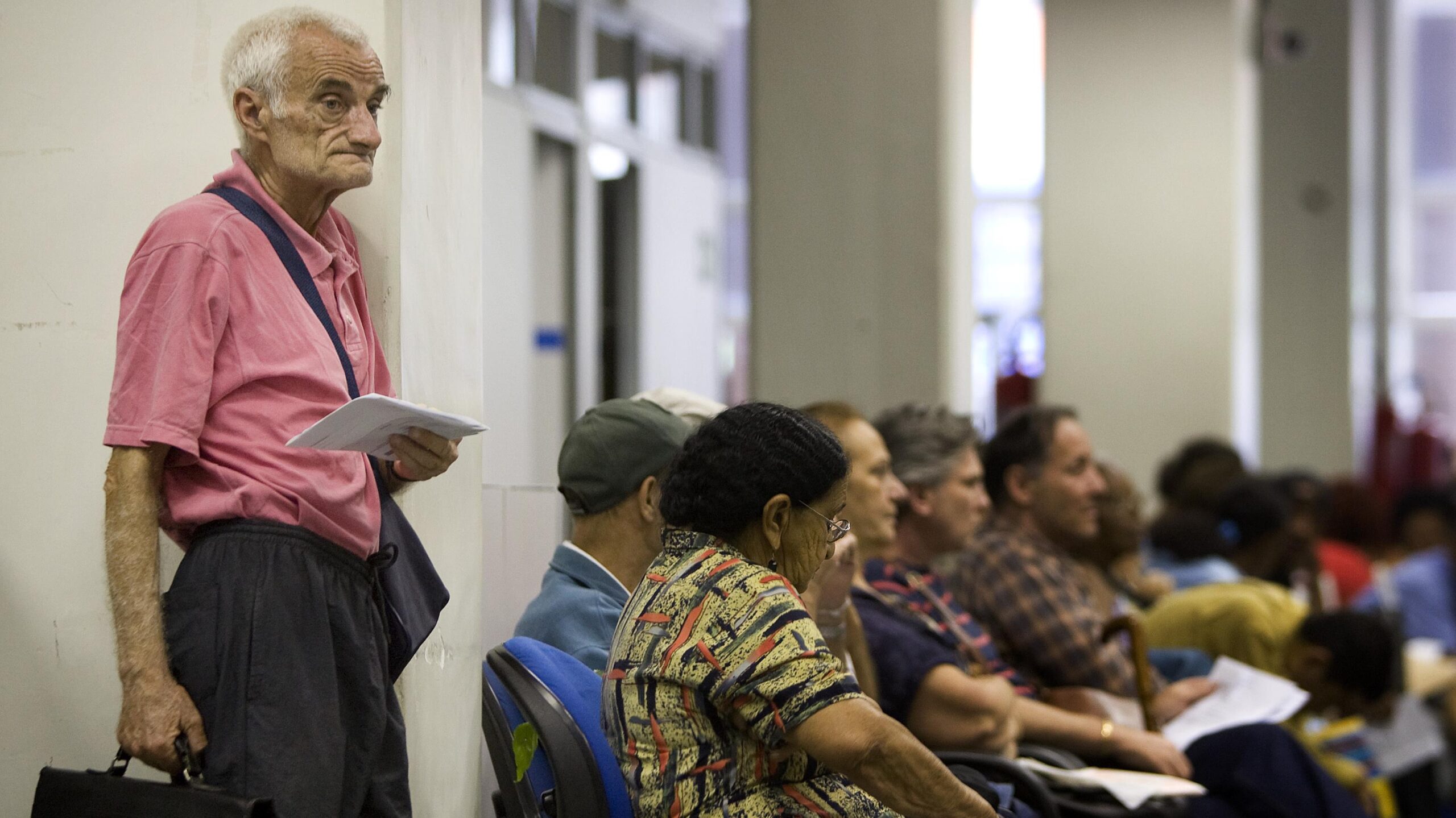 Projeto de lei propõe aumento de pena para estelionato contra idosos.