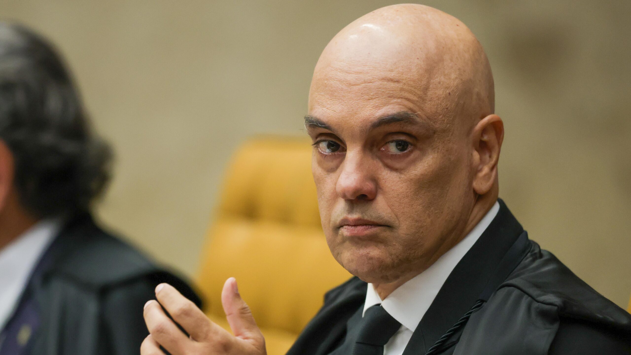Com decisão de Dino, sanções contra Alexandre de Moraes terão de ser homologadas pelo STF para ter efeito no Brasil.