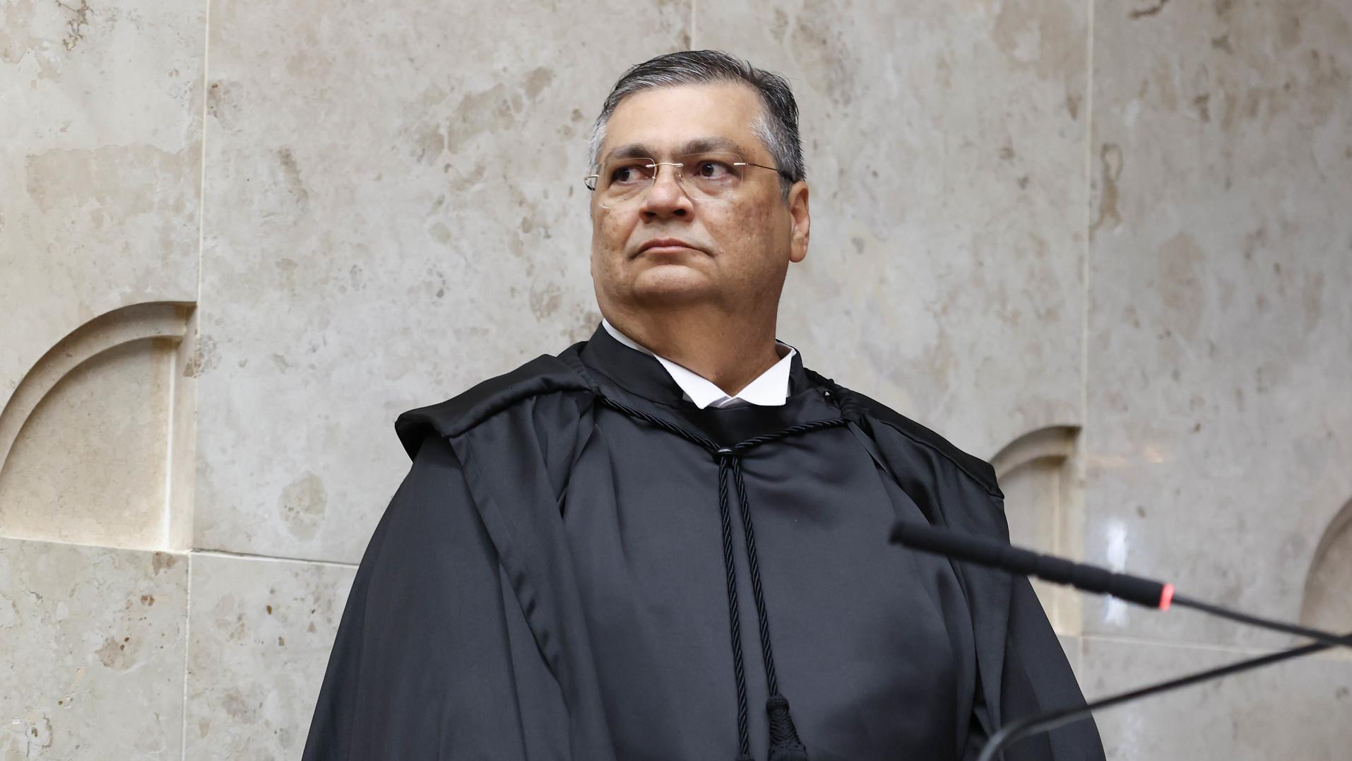 Dino afirma que vedação a decisões de tribunais de outros países visa proteger sistema jurídico brasileiro.