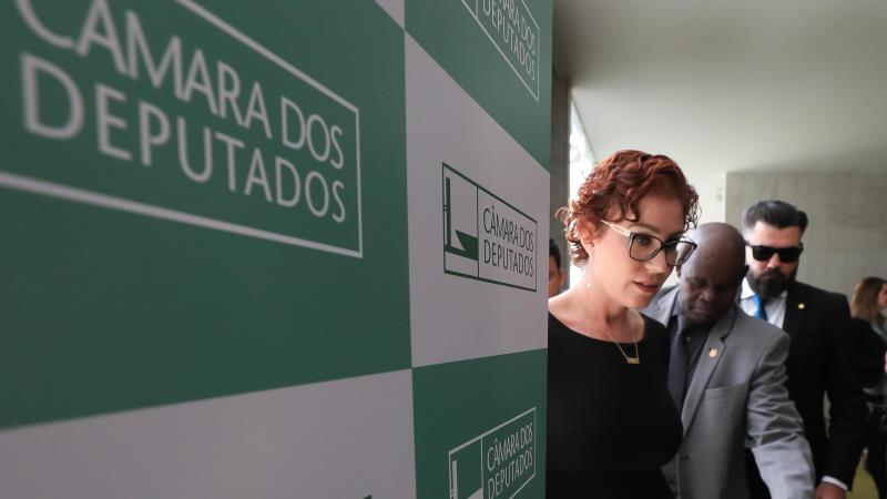 Carla Zambelli fugiu para a Itália depois de o STF condená-la a dez anos de prisão.