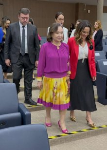 Foto da ministra Andrighi ao lado da desembargadora Anna Carla