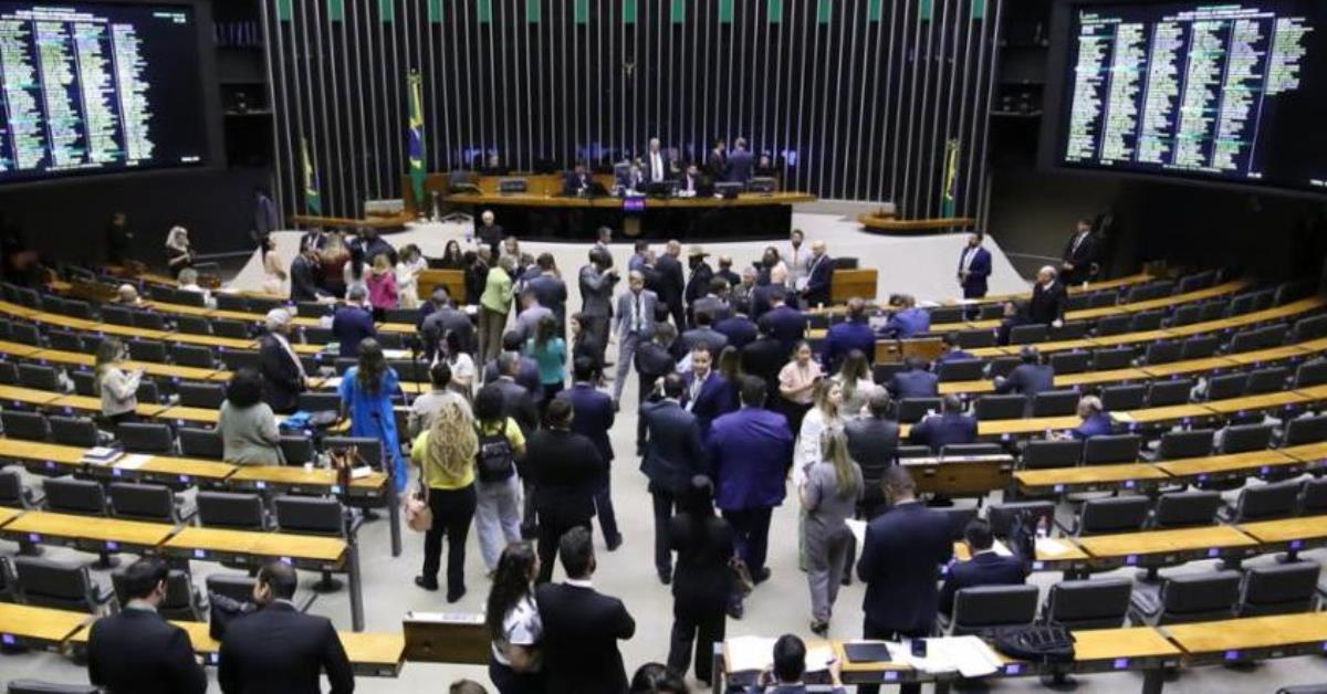 Dino determina que Câmara explique urgência para o PL da Adultização