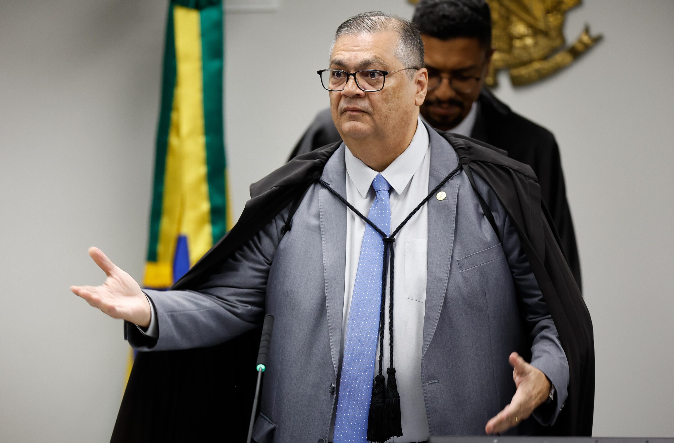 Dino reage a ameaças da embaixada dos EUA e cobra respeito à soberania