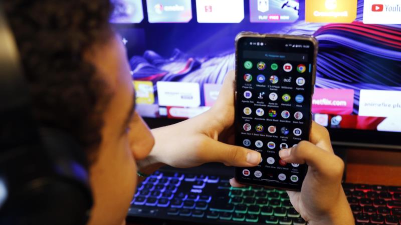 Projeto quer aumentar responsabilização de plataformas por conteúdo consumido por crianças e adolescentes.