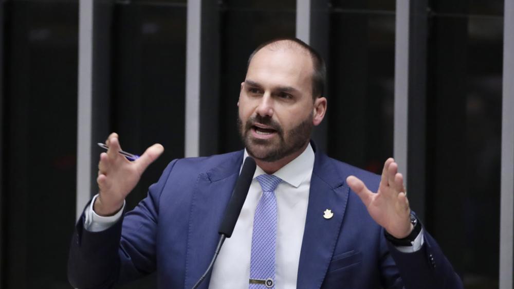 Eduardo Bolsonaro afirma que está disposto a morar décadas no exterior e que sabe que, se voltar ao Brasil, será preso.