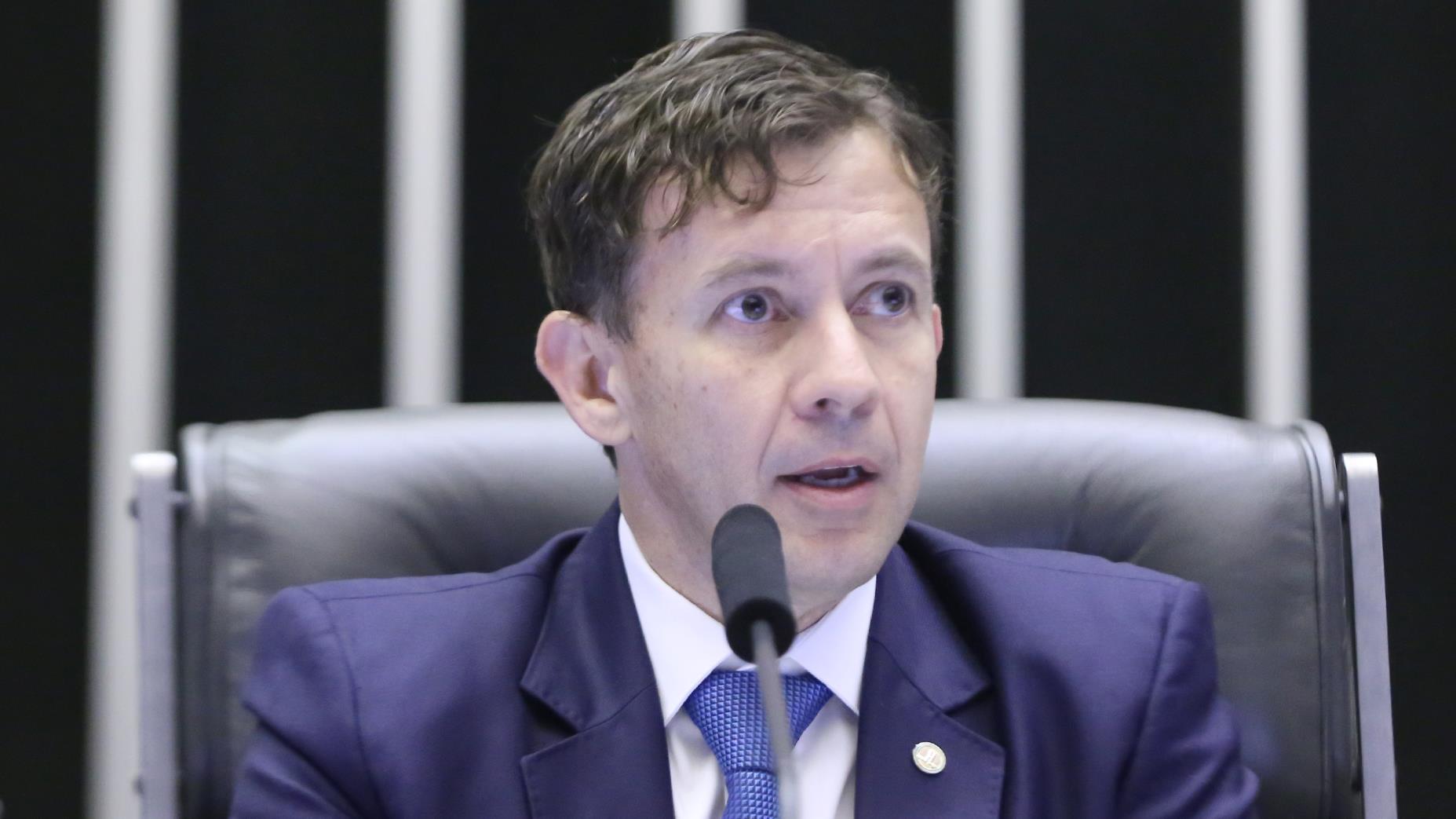 Projeto de Eduardo Velloso quer permitir uso do Pix em compras internacionais.