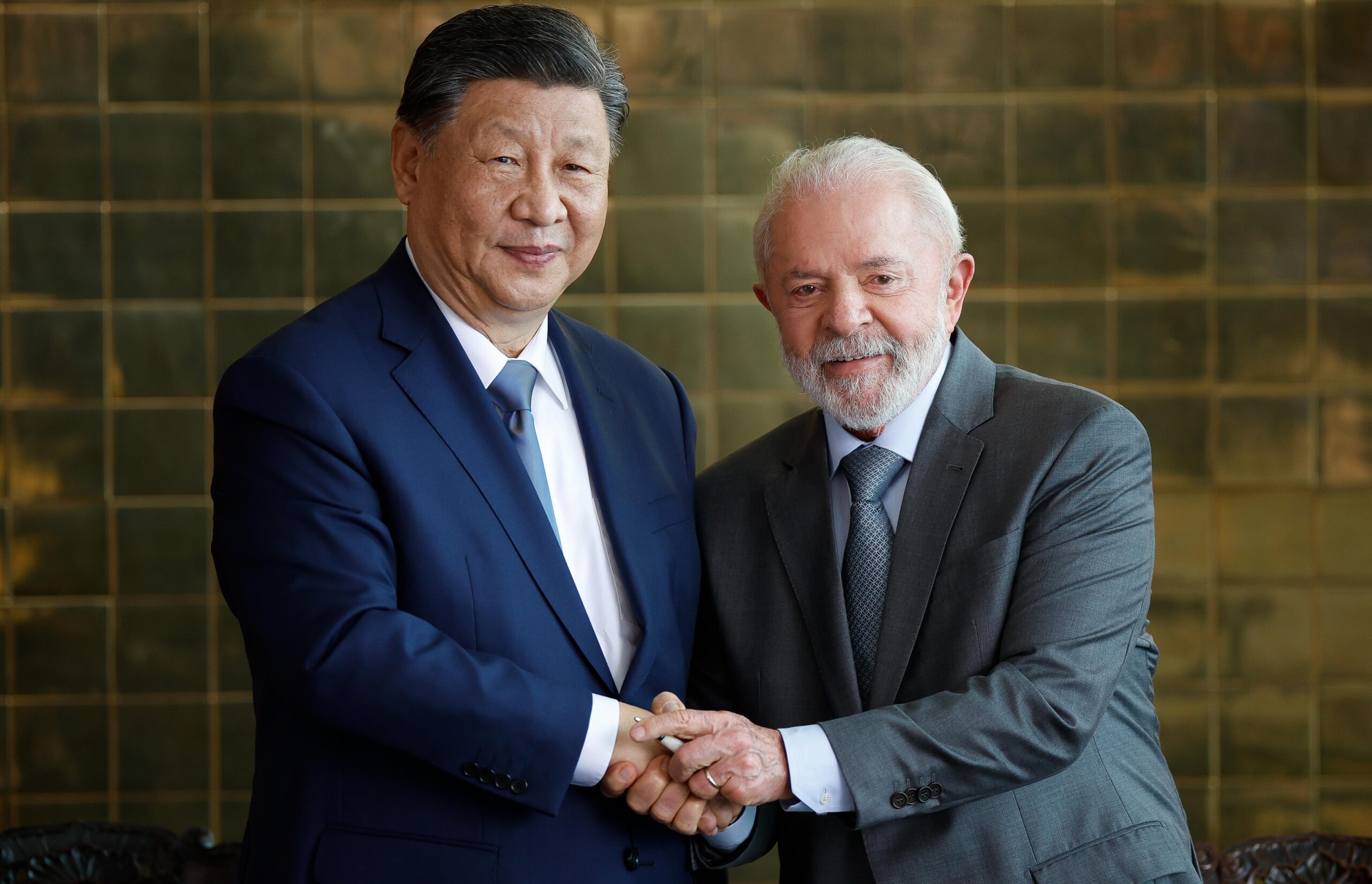 Em conversa com Lula, Xi Jinping declara apoio à soberania brasileira