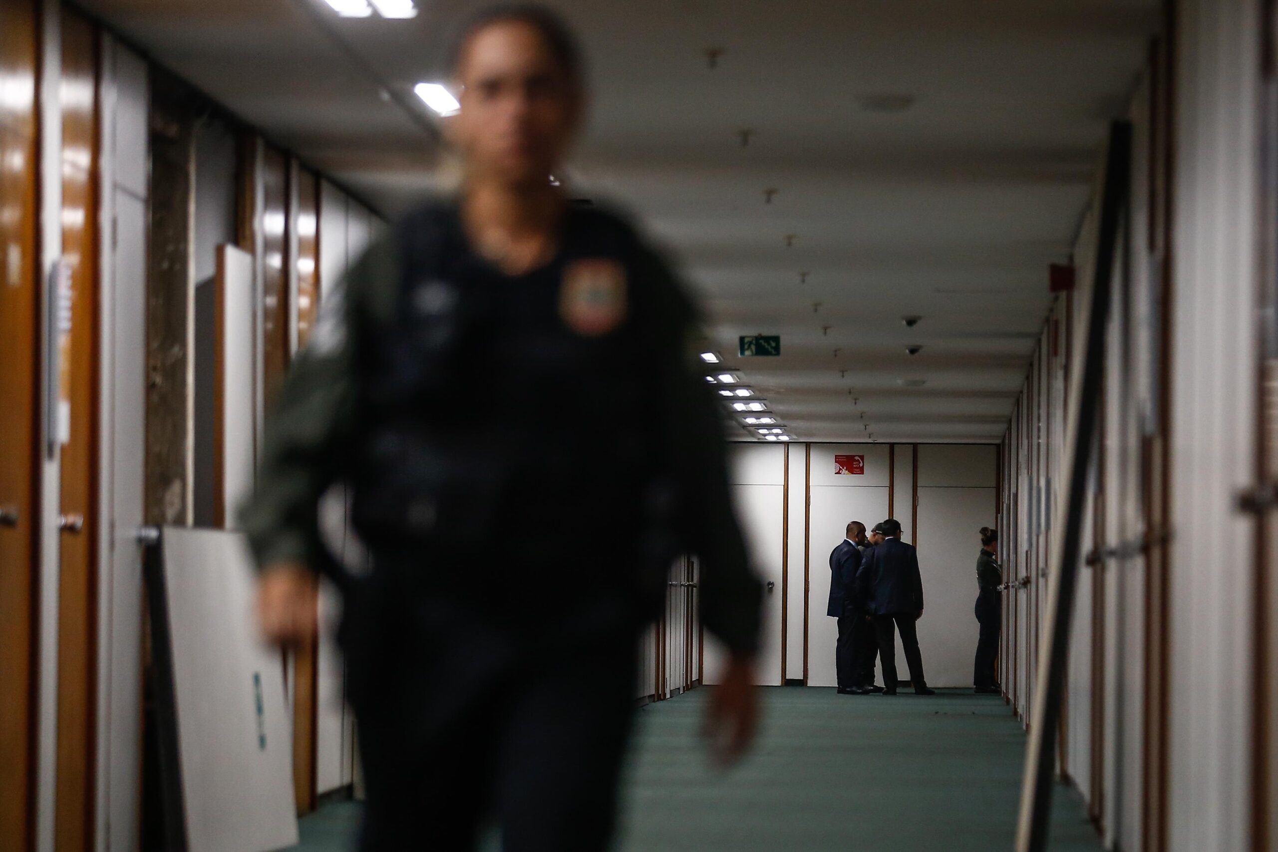 Agentes da PF cumprem mandado de busca e apreensão no gabinete do deputado Delegado Alexandre Ramagem, em fevereiro de 2024. Proposta dificulta esse tipo de ação.