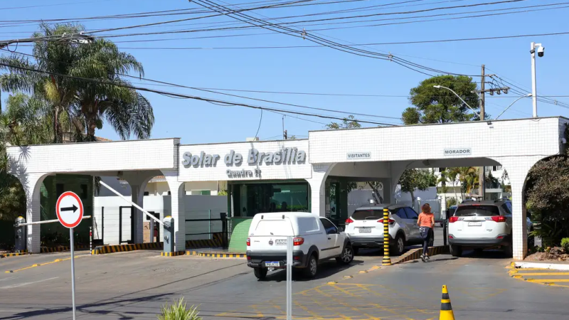 Portaria do condomínio onde Bolsonaro mora em Brasília.