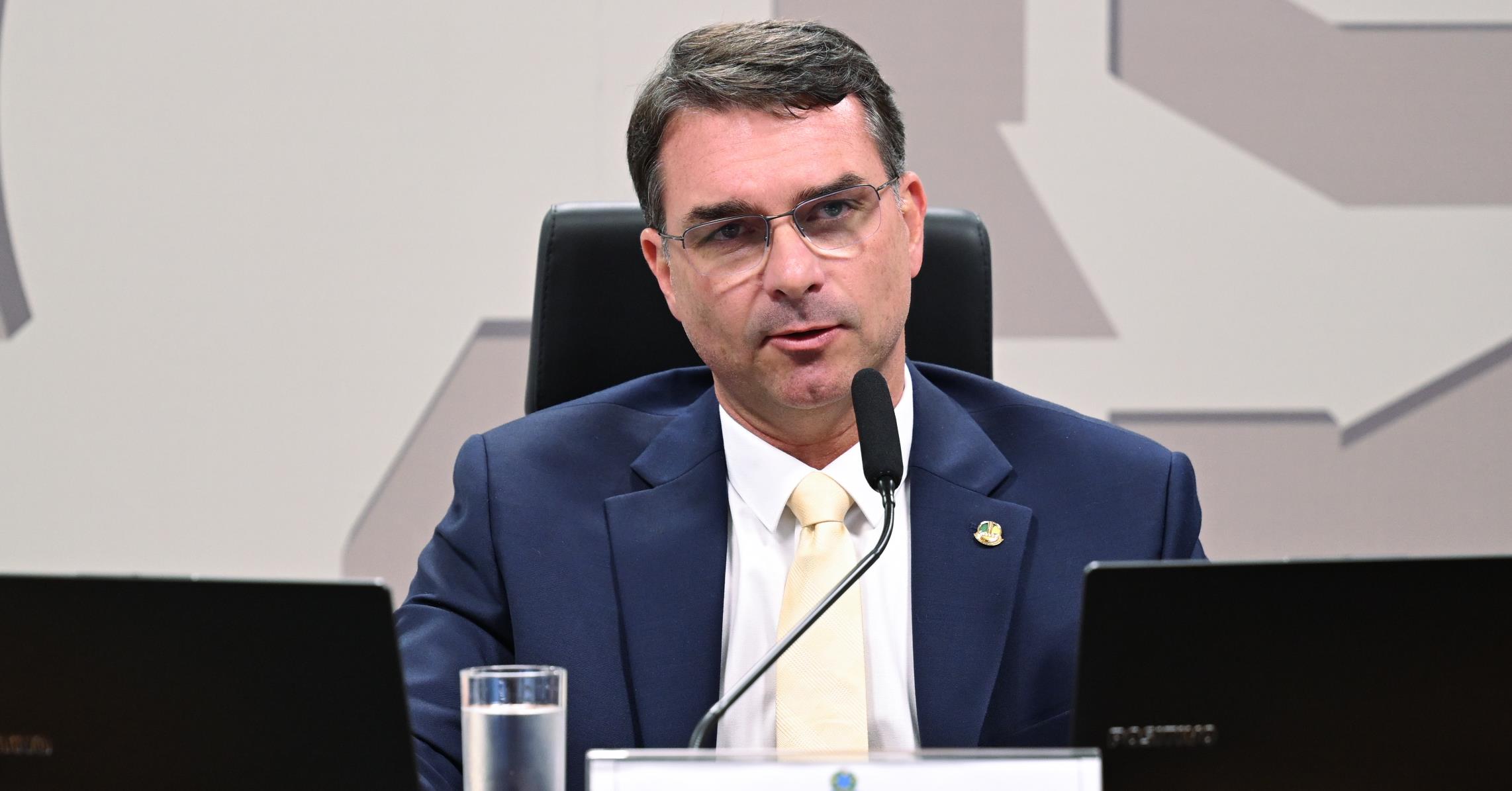 Flávio Bolsonaro relata assalto na residência de seus avós no RJ