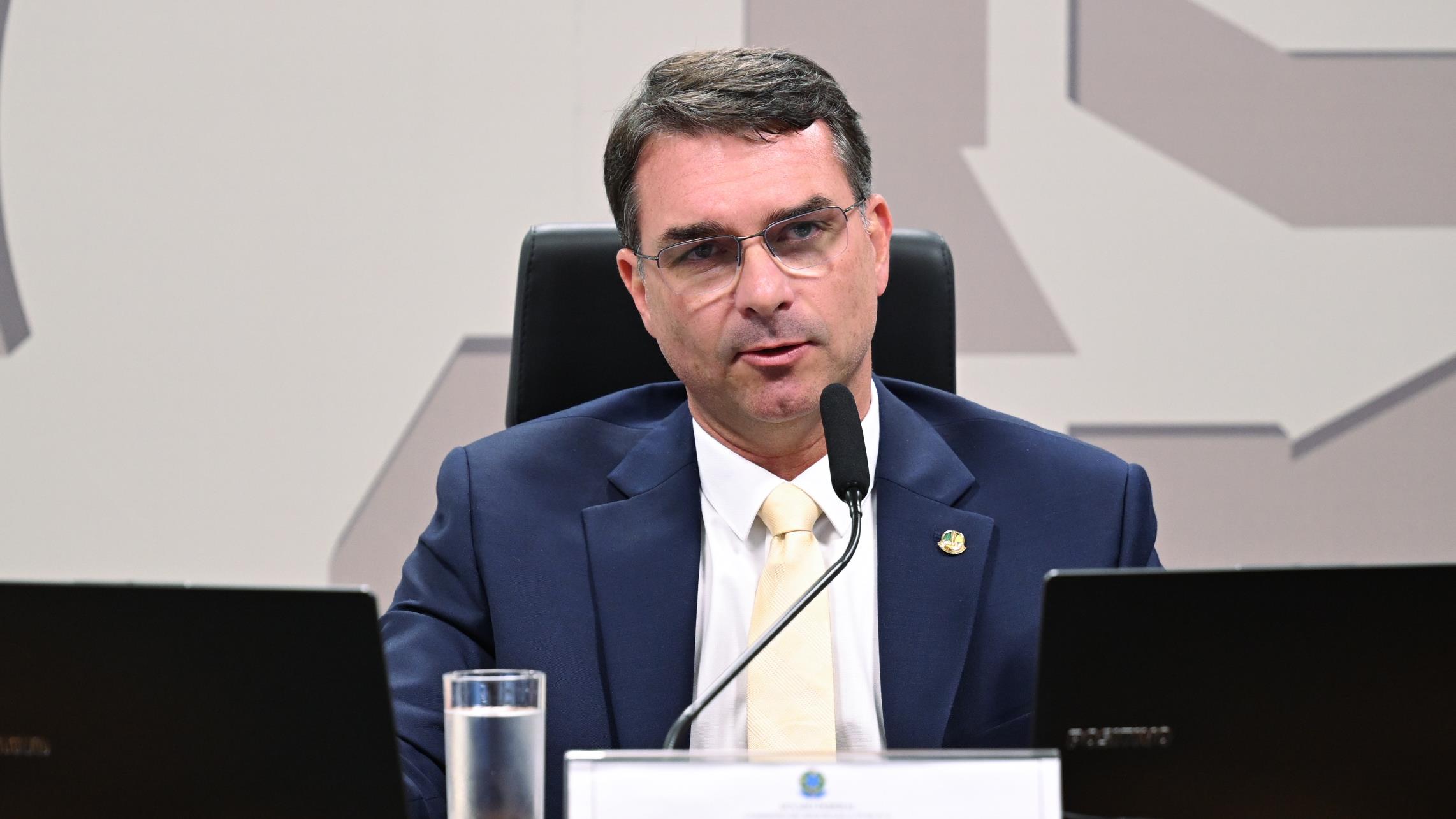 Sem encontrar valores em dinheiro, criminosos levaram pertences da família de Flávio Bolsonaro.