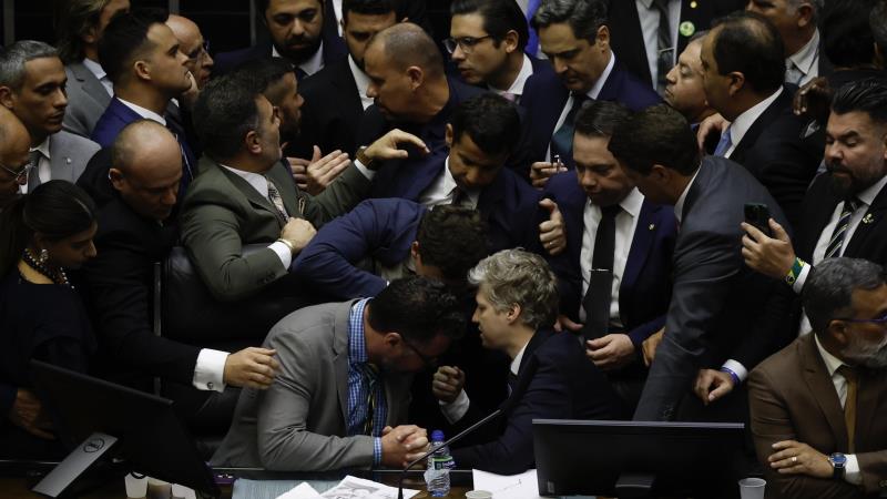 Bolsonaristas ocuparam as cadeiras da Mesa Diretora para pressionar pela aprovação da anistia e em protesto contra a prisão domiciliar de Jair Bolsonaro.
