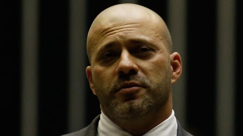 Daniel Silveira cumpre pena por atacar sistematicamente as instituições democráticas.