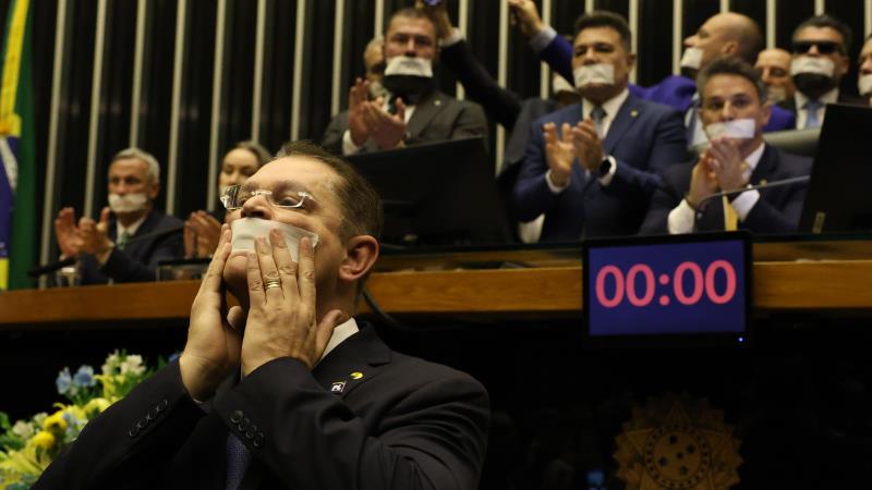 Deputados bolsonaristas ocuparam Mesa da Câmara e protestaram com adesivos na boca.