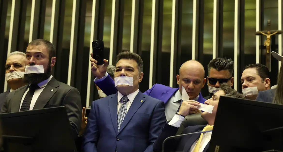 Hugo e Alcolumbre convocam líderes para tentar retomar votações