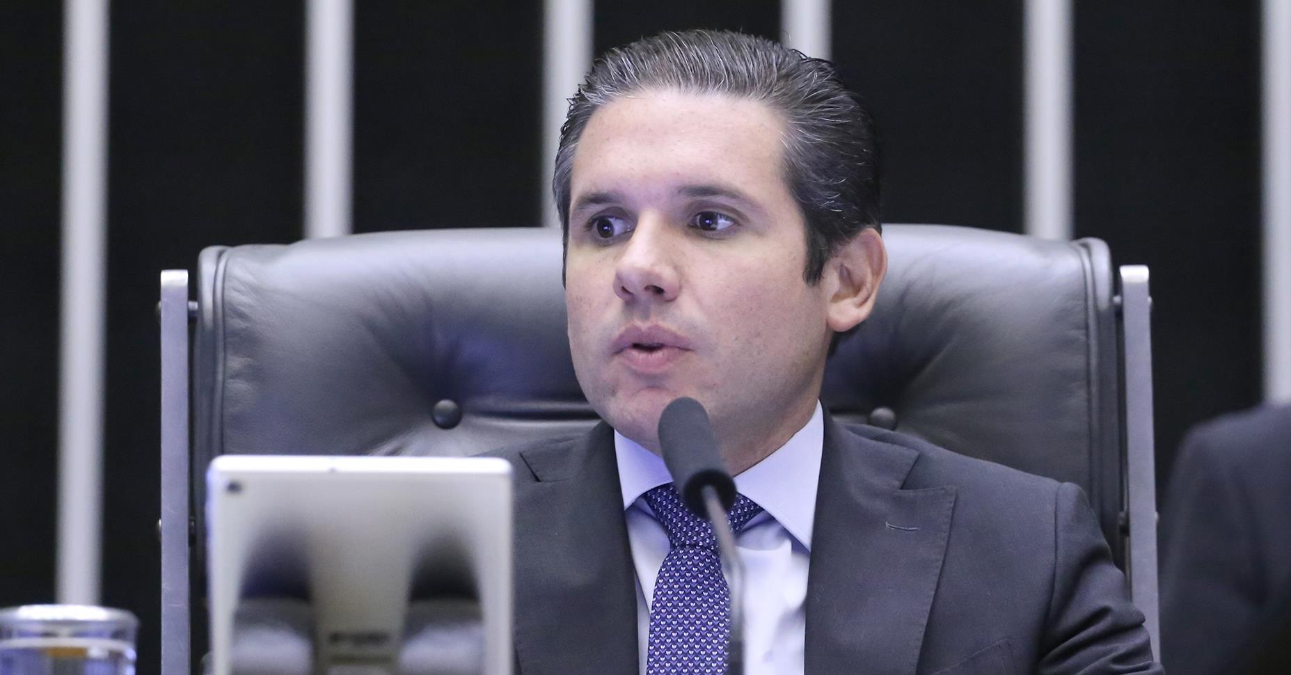 Hugo Motta envia ao Conselho de Ética pedidos de cassação de Eduardo