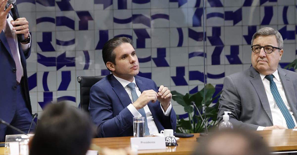 Hugo Motta propõe urgência para projeto que institui “ECA digital”