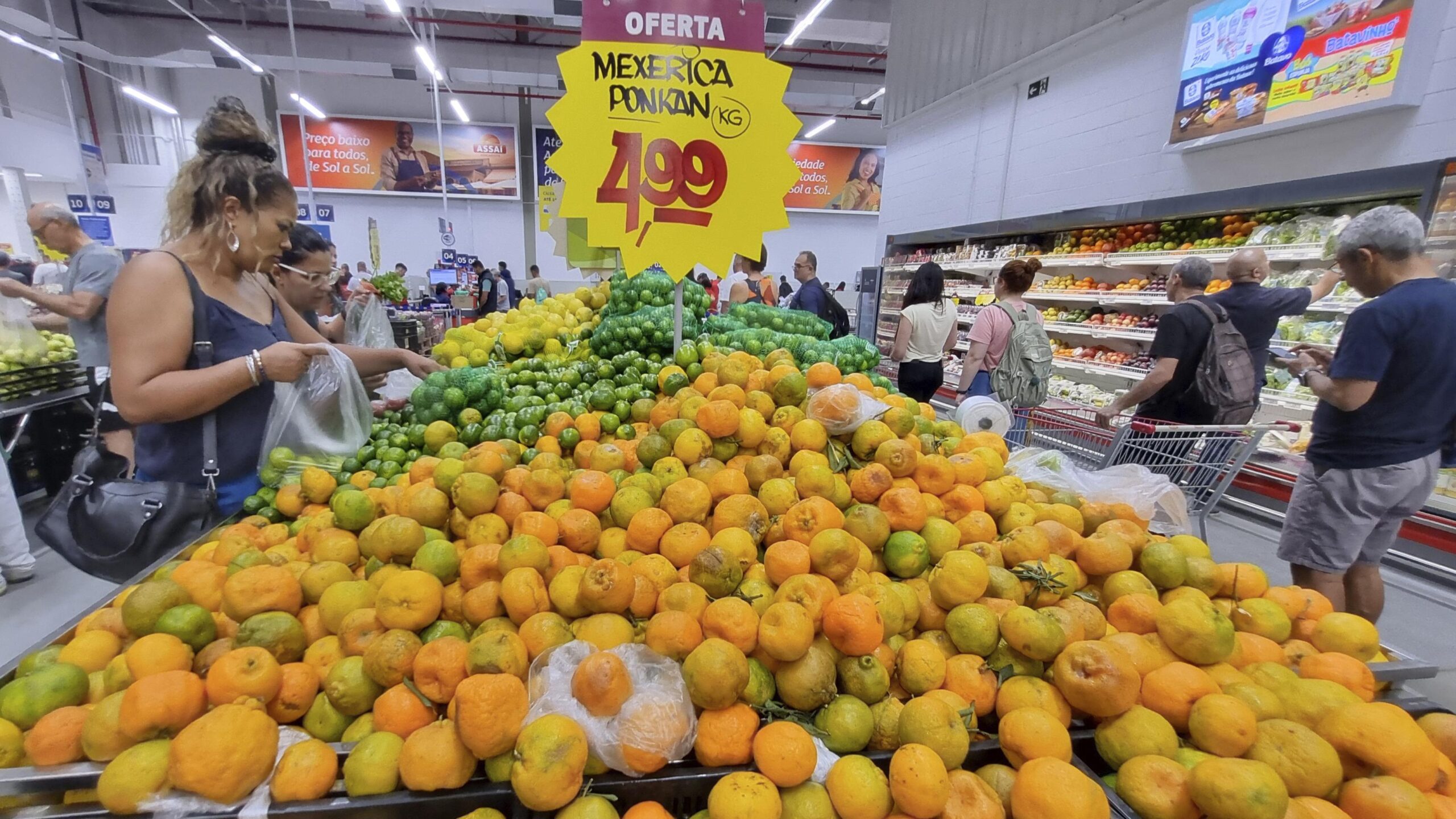 Prévia da inflação registra primeira queda desde 2023, segundo IBGE. 