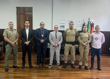 Foto do juiz Eslu com militares