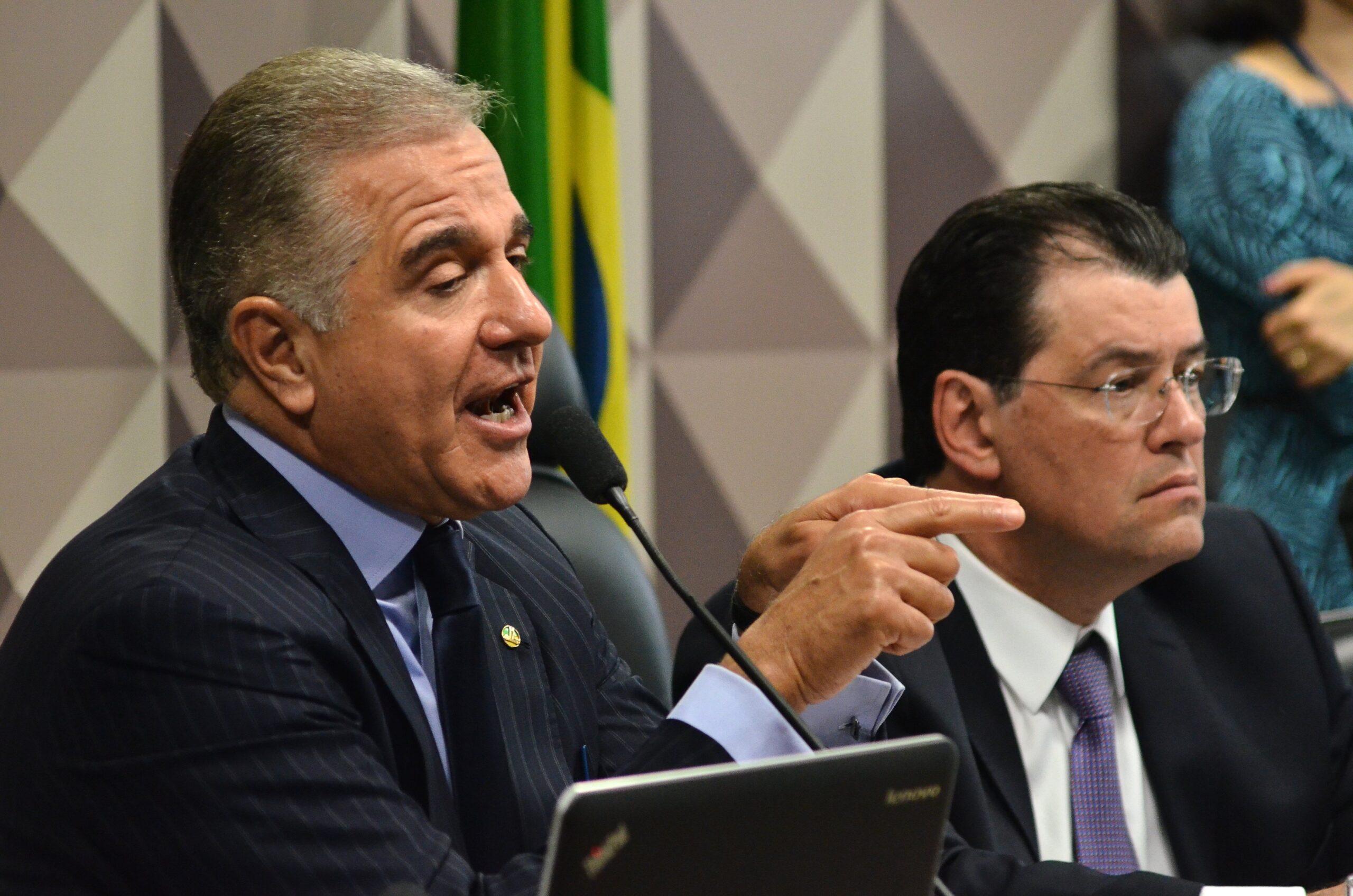 Julio Lopes propõe punição maior para crimes com armas restritas.