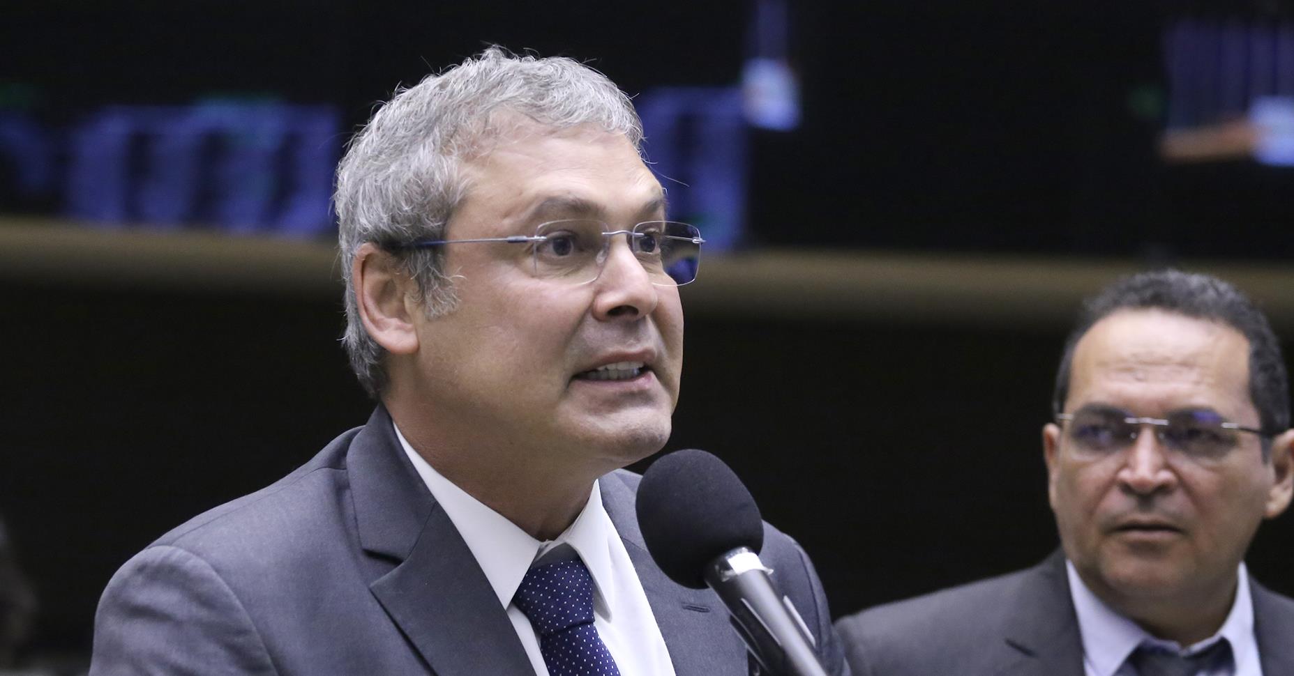 Lindbergh aciona PGR contra deputados que ocuparam a Mesa Diretora