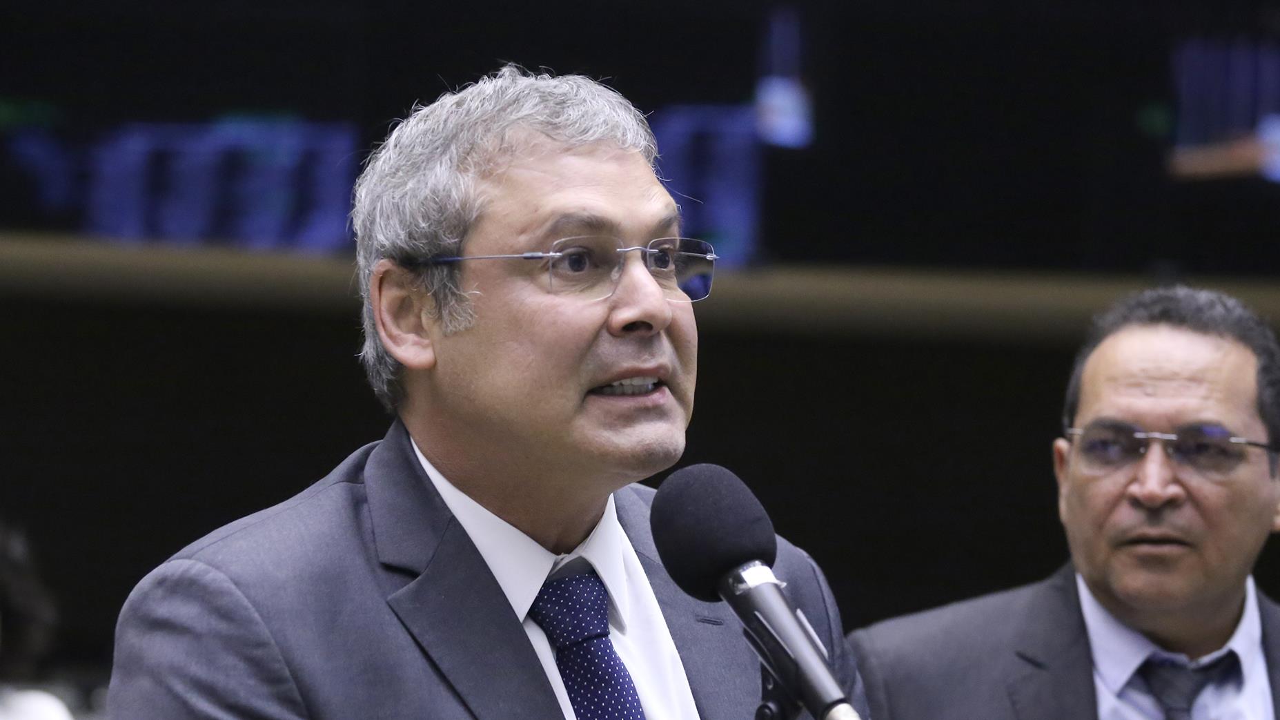 Deputado pede apuração sobre protesto que impediu a abertura dos trabalhos da Câmara.