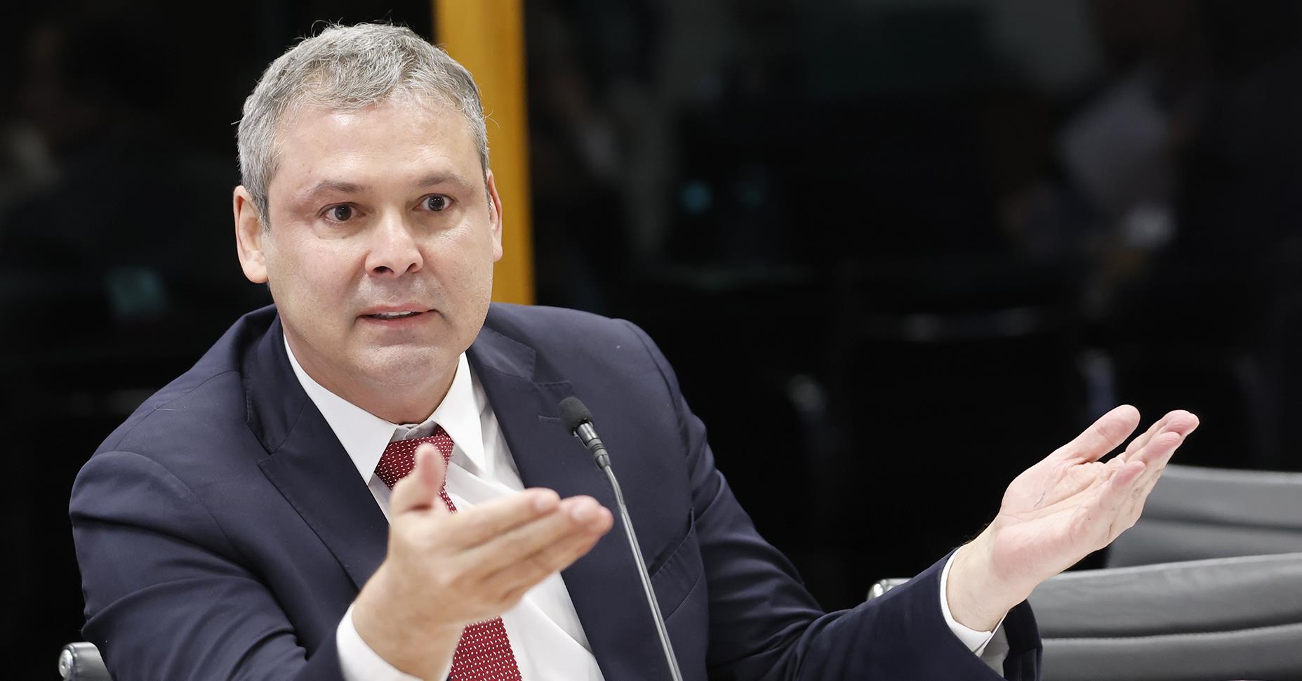 Lindbergh pede prisão preventiva de Bolsonaro após indiciamento da PF