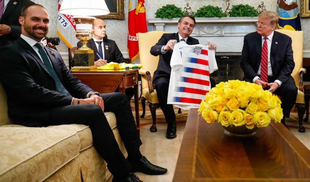 Jornalistas levantam a mão para fazer perguntas a Donald Trump. Presidente dos EUA usou processo contra Bolsonaro para justificar taxação contra o Brasil.