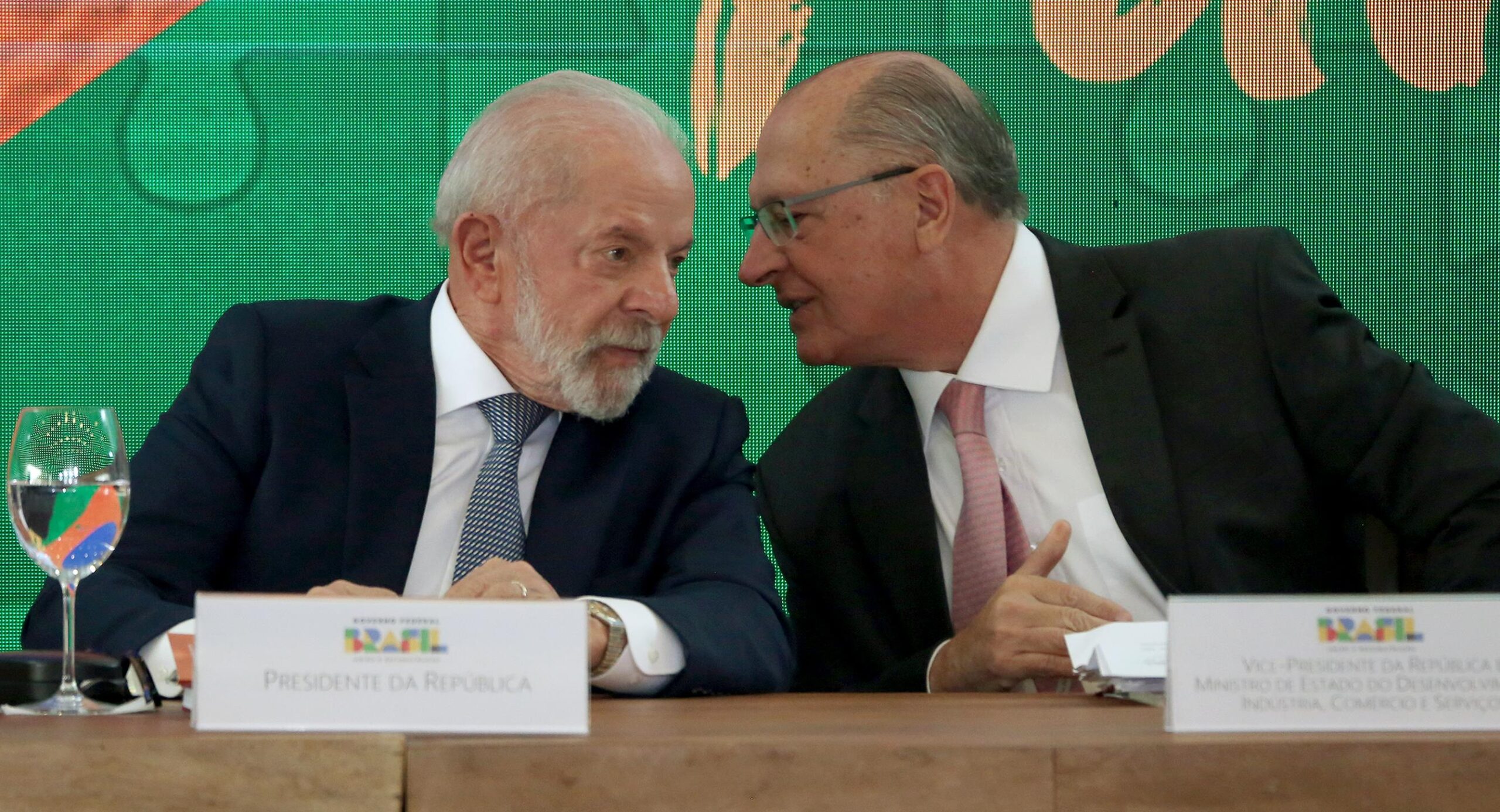 Lula e Alckmin ajustam plano de reação ao tarifaço imposto por Trump