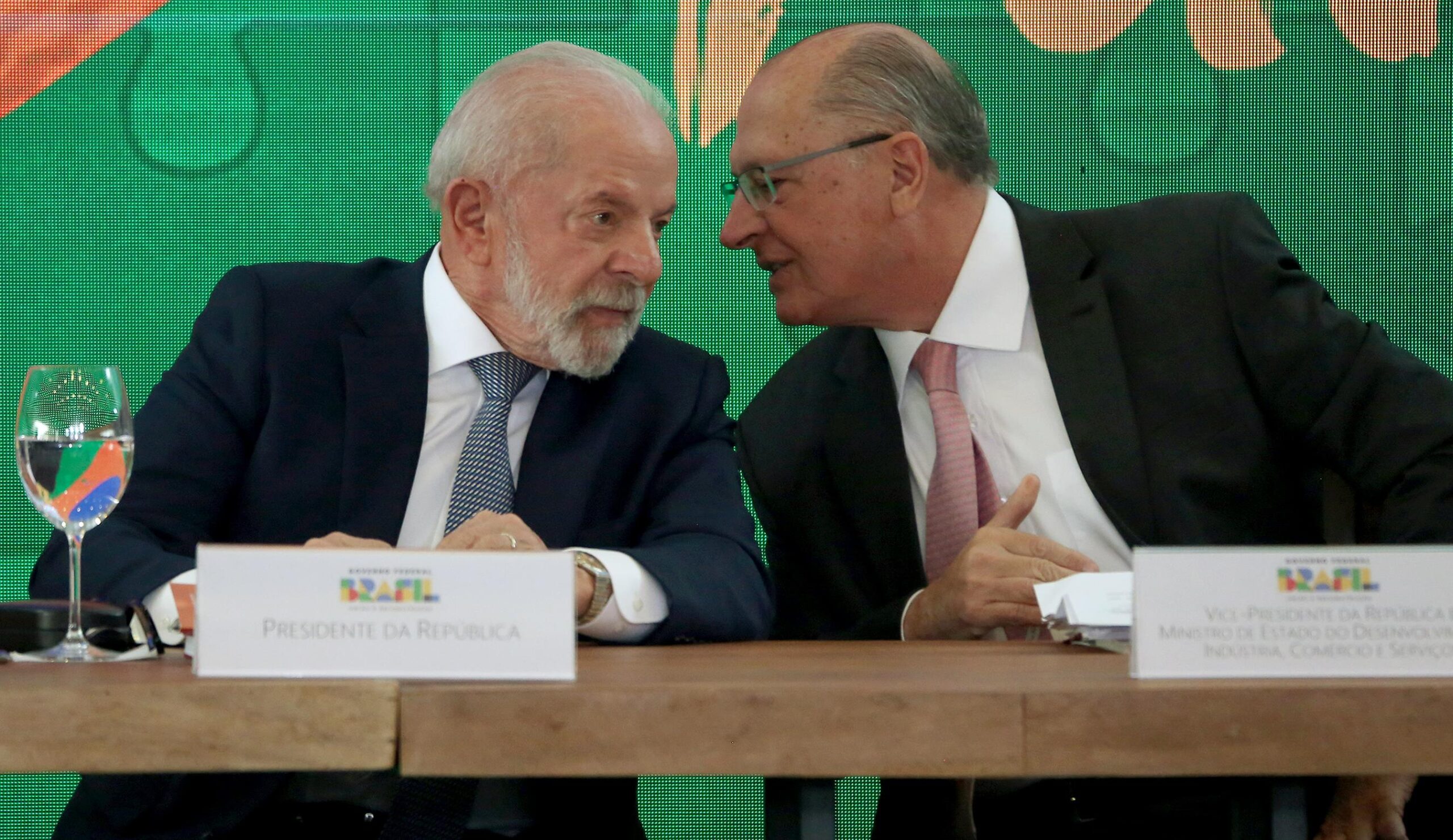 Lula e Alckmin definem, com Haddad, medidas que serão adotadas para socorrer exportadores mais prejudicados com o tarifaço de Trump.