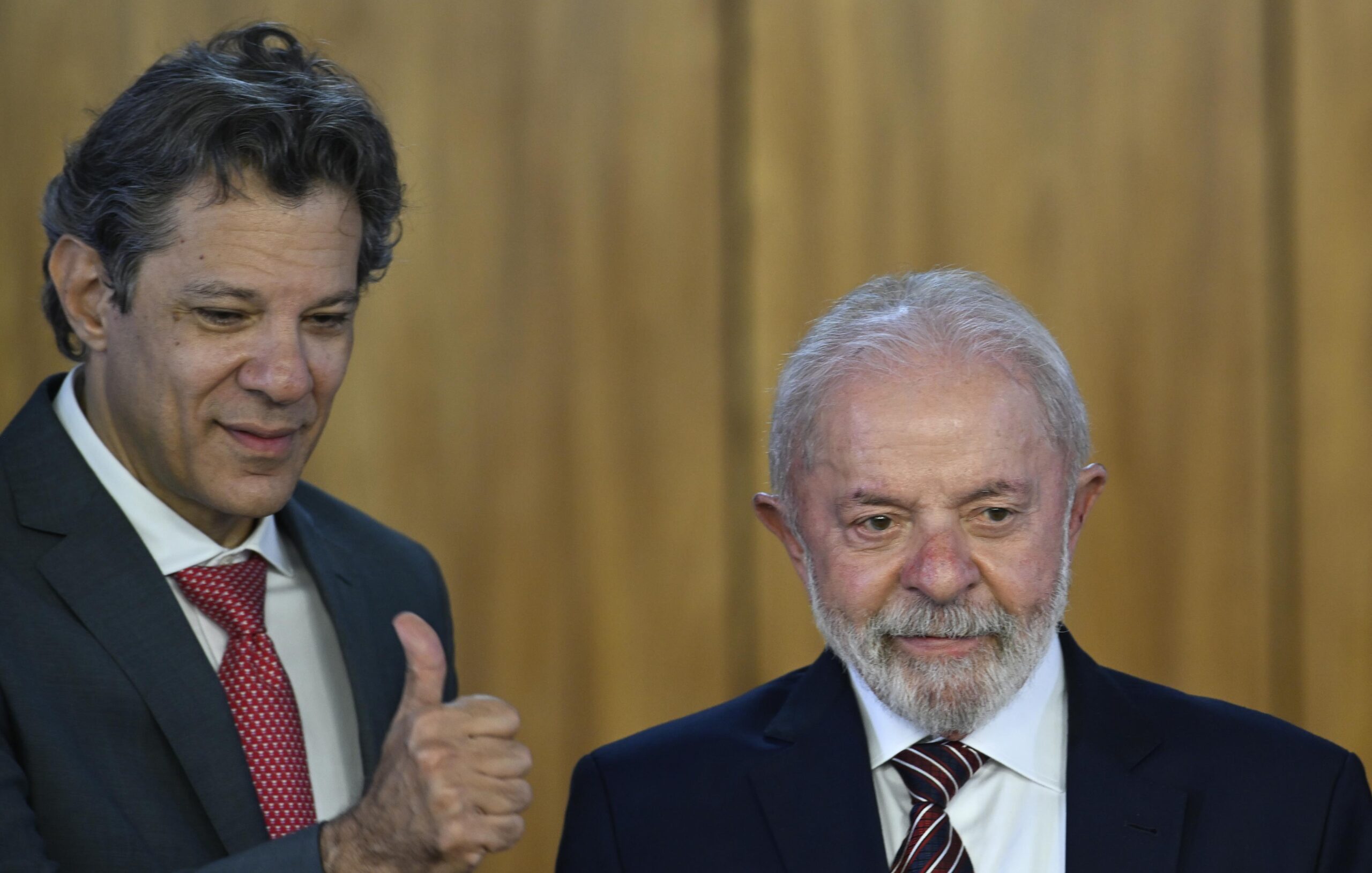 Lula e Haddad reiteram o interesse em discutir tarifas com Trump, mas reforçam discurso de defesa dos interesses brasileiros.