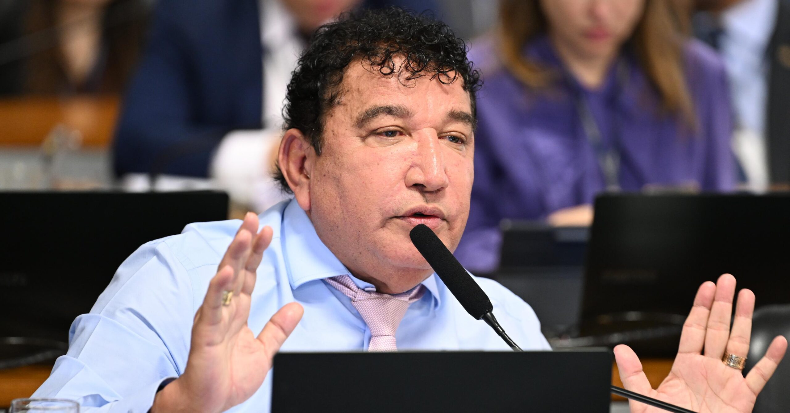 Magno Malta se acorrenta na cadeira durante ocupação da Mesa Diretora