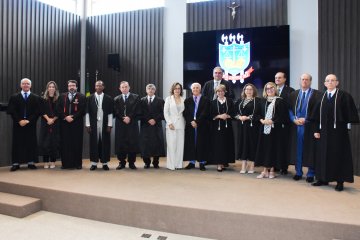 Foto de desembargador Marcos com colega e familiares