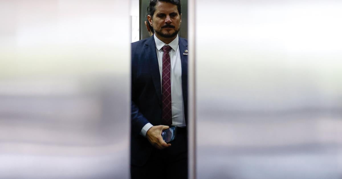 Marcos do Val volta ao Brasil e coloca tornozeleira por ordem do STF