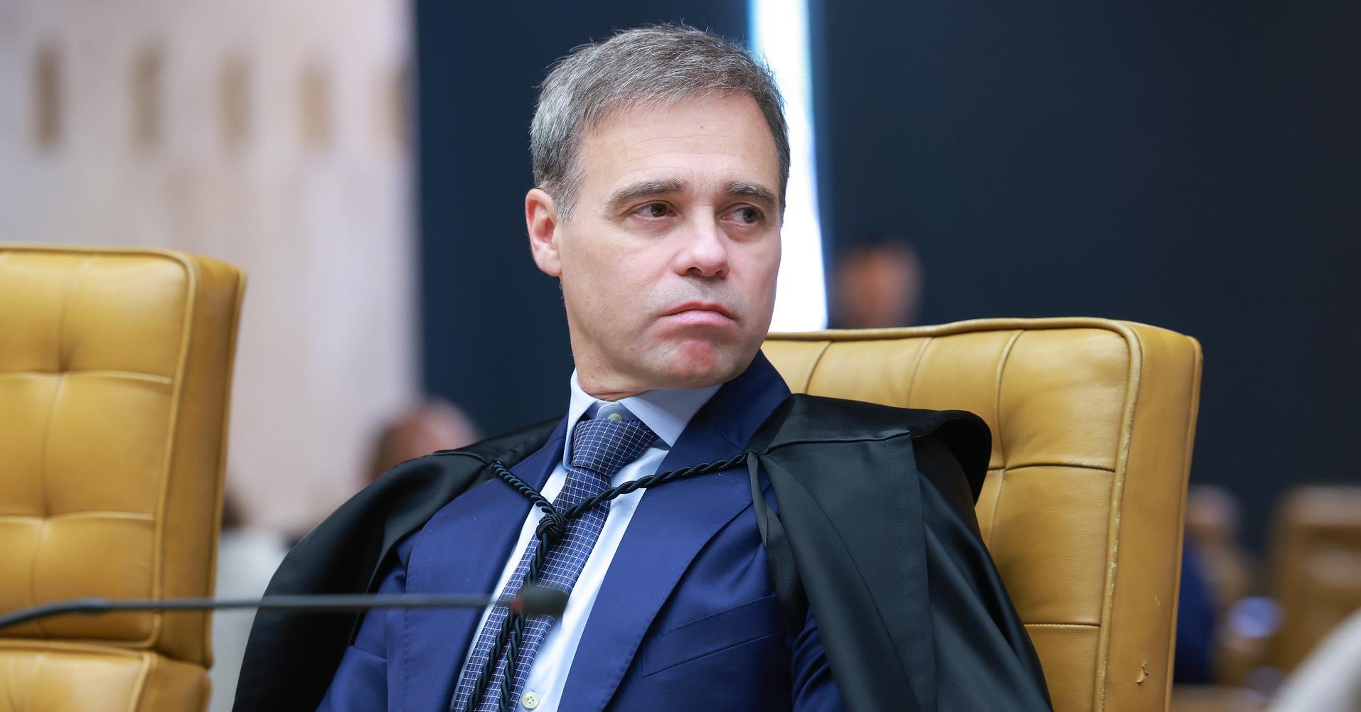 Mendonça vota contra a condenação de Carla Zambelli