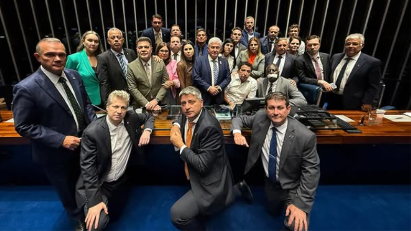 Parlamentares bolsonaristas seguem ocupação da Mesa do Senado.