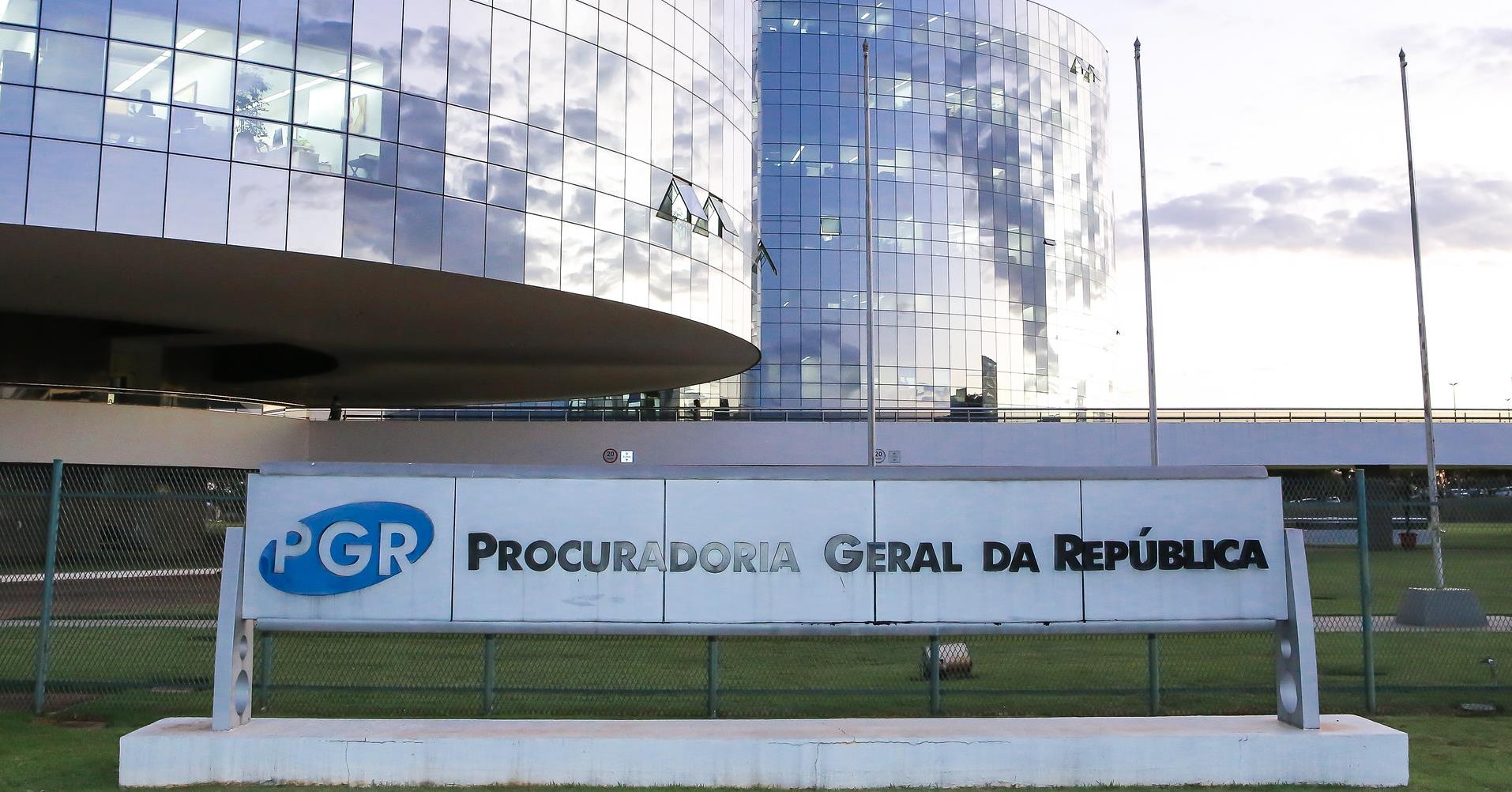 Moraes dá 48h para PGR analisar relatório da PF contra Bolsonaro
