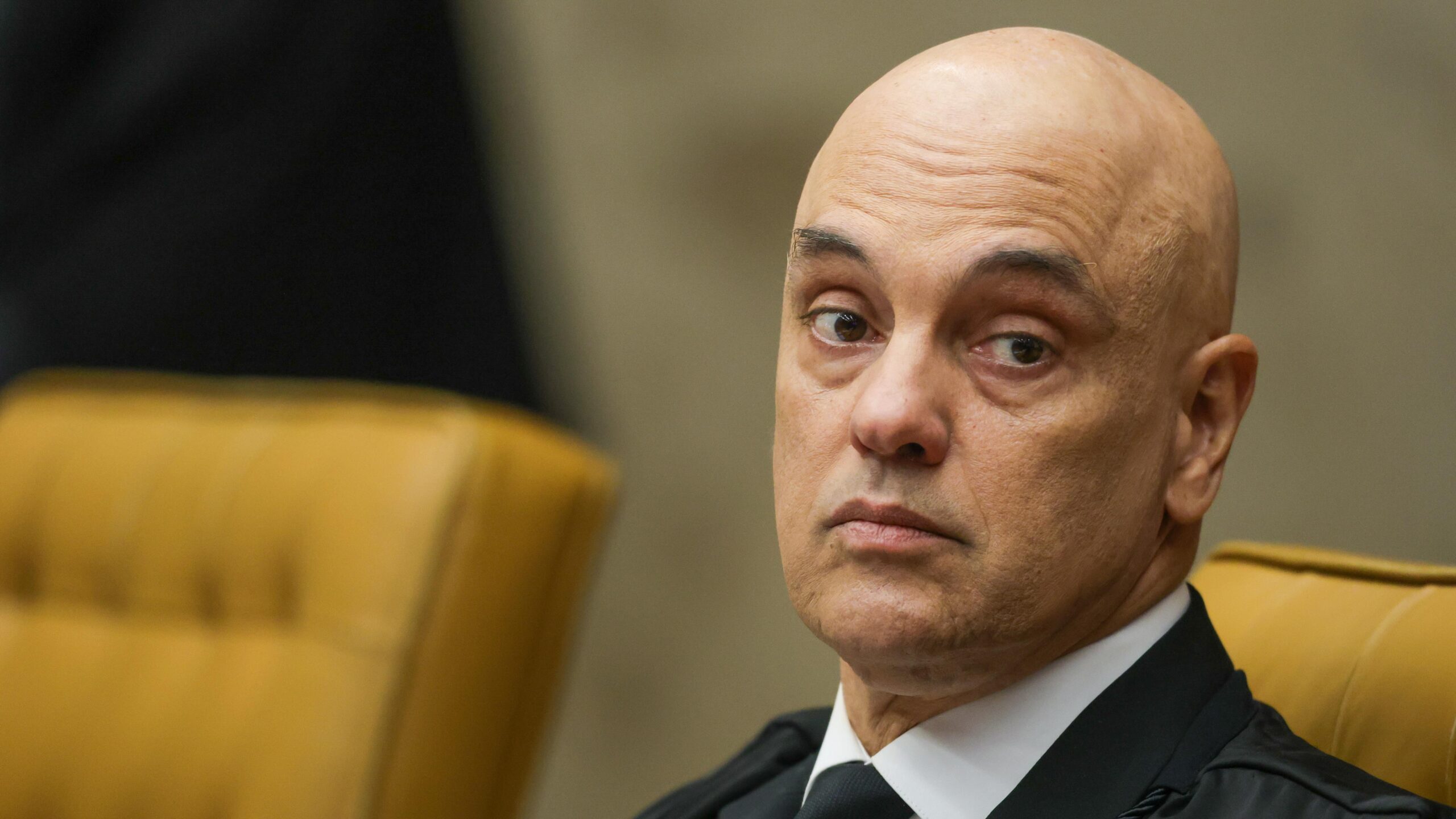 Ministro acatou integralmente denúncia contra proprietário de loja de armas.