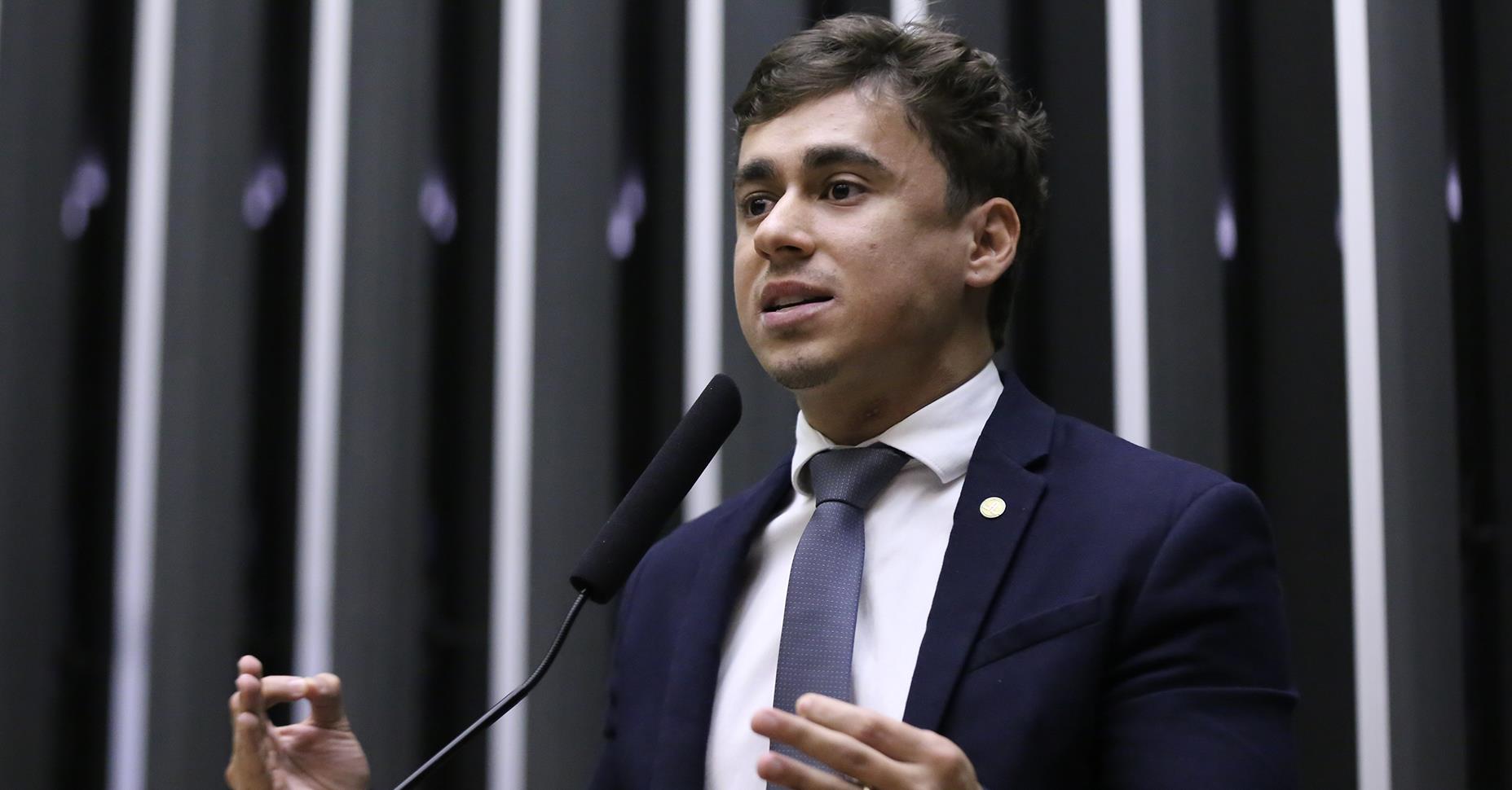 Nikolas Ferreira pede permissão a Moraes para visitar Bolsonaro