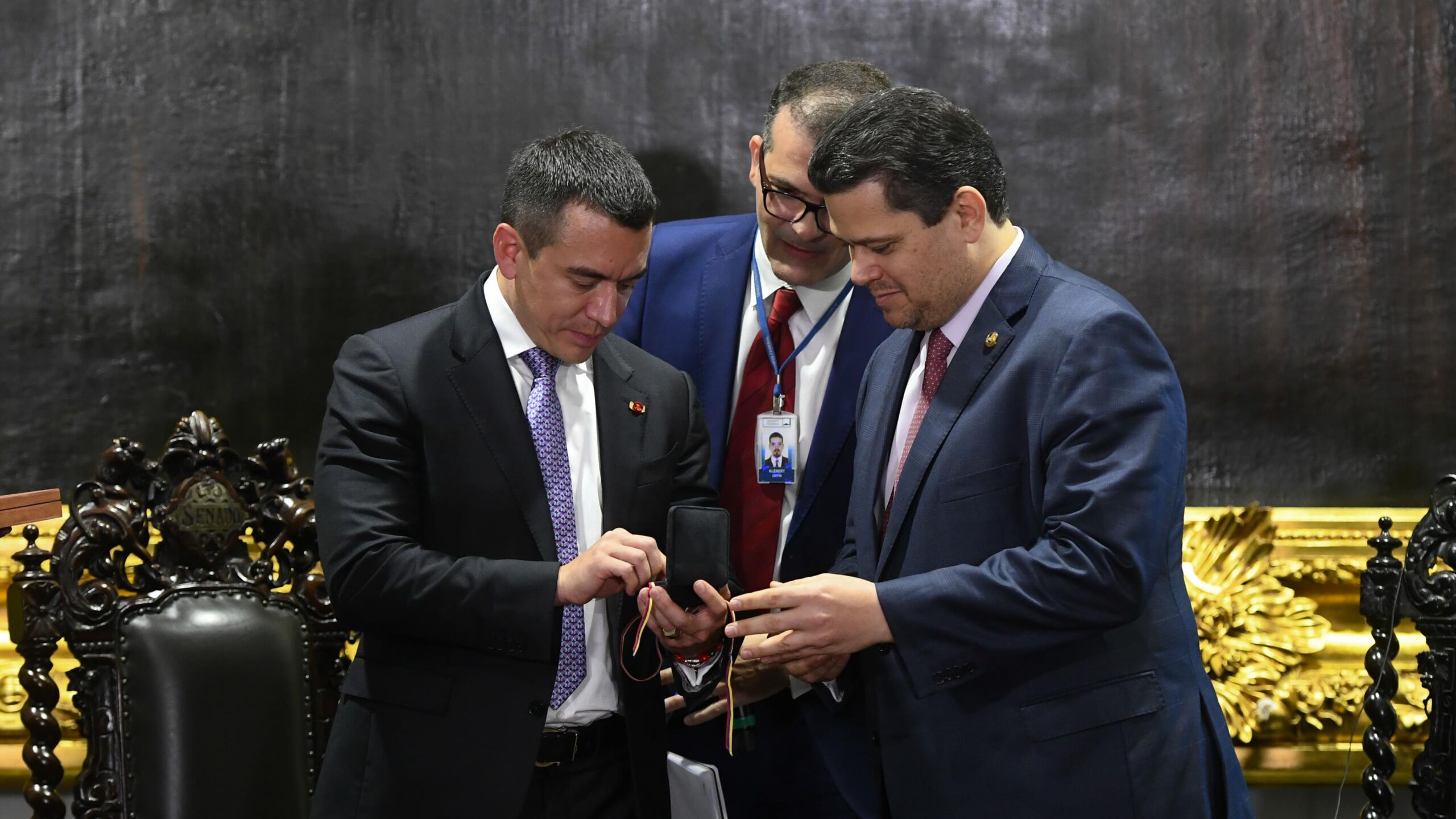 Noboa é recebido por Alcolumbre e Motta em visita ao Congresso.