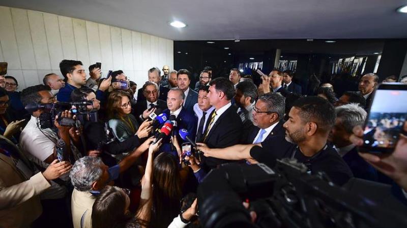 Senadores oposicionistas concedem entrevista coletiva após encerrar motim no plenário.
