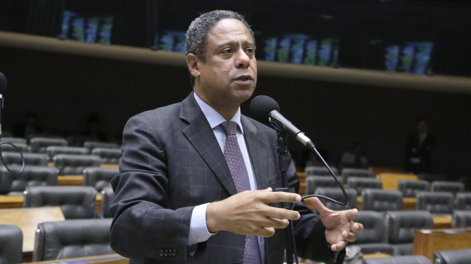 Orlando Silva apresenta projeto para incluir racismo e cyberbullying como formas de violência infantil.