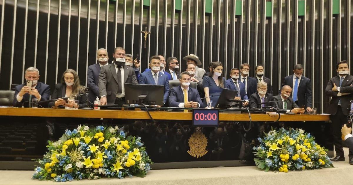 Parlamentares tampam boca e olho em protesto à prisão de Bolsonaro