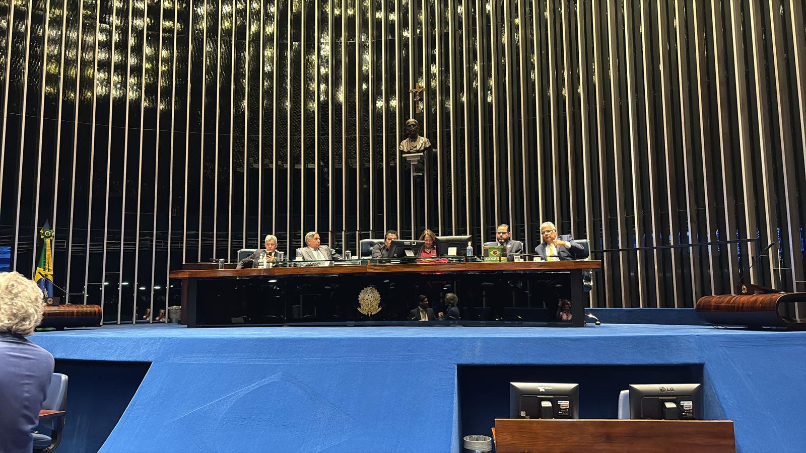 Senadores ocupam a Mesa da Casa.