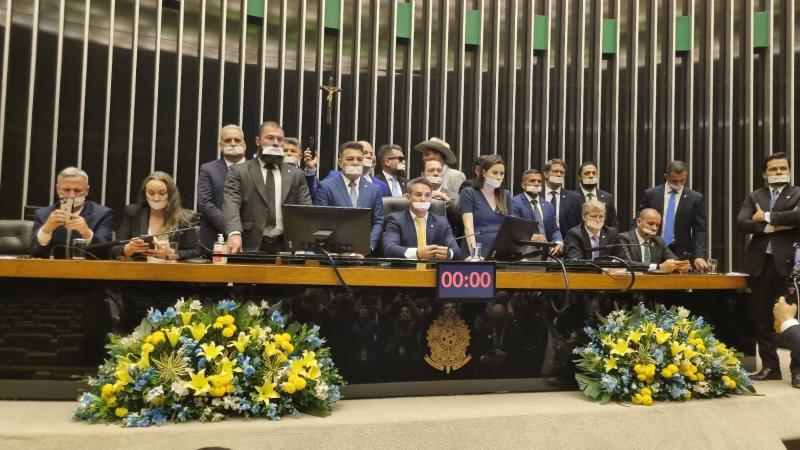 Deputados ocupam a Mesa da Casa em obstrução.